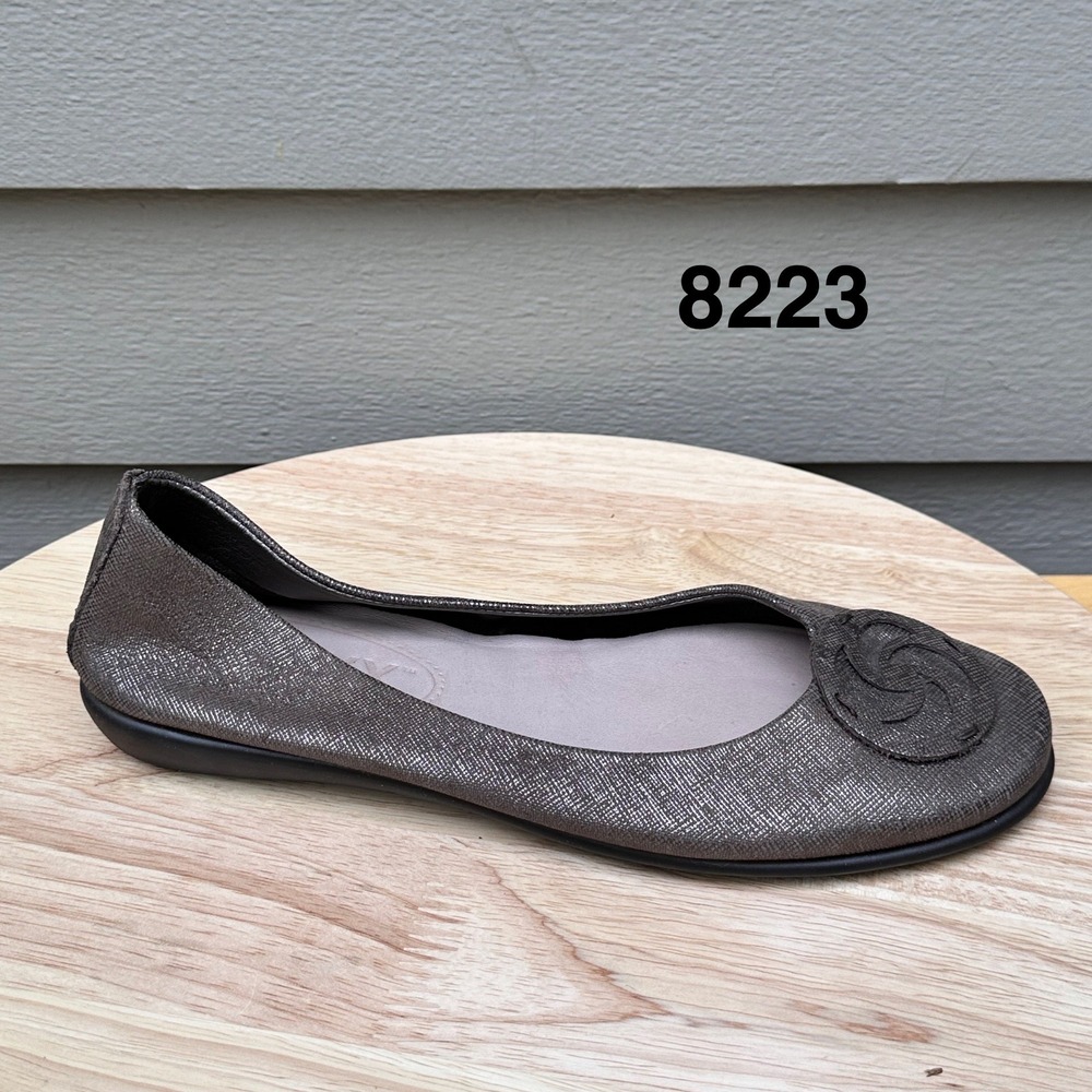 The FLEXX Womens Metallic Pewter Ballet Flats Medallion Round Toe Shoes 6.5
